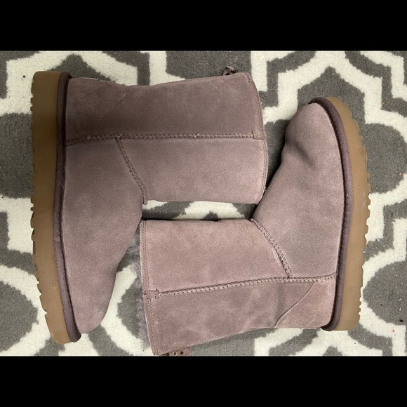 UGG - Picture 2 of 2